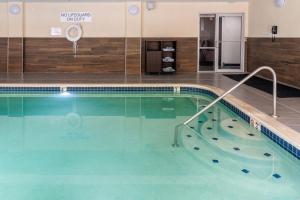 una piscina en una habitación de hotel en Fairfield Inn & Suites Beaumont, en Beaumont