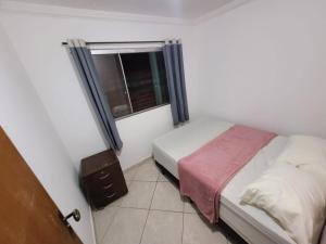 a small bedroom with a bed and a window at Apartamento 302 maravilhoso e espaçoso in Brasilia