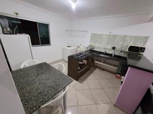 une cuisine avec un comptoir et un comptoir pourpre dans l'établissement Apartamento 302 maravilhoso e espaçoso, à Brasilia