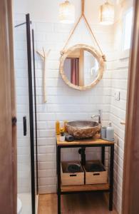 La salle de bains est pourvue d'un lavabo et d'un miroir. dans l'établissement Casa Taray, 