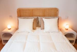 - une chambre avec un lit et deux lampes de chaque côté dans l'établissement Casa Taray, 