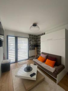Una sala de estar con un sofá y una mesa de café. en studio zen, en Vannes