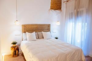- une chambre avec un grand lit blanc et une fenêtre dans l'établissement Casa Taray, 