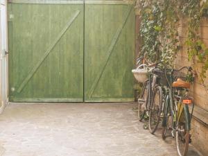 due biciclette parcheggiate di fronte ad una porta verde di Appartamento Fronte Mare - parcheggio privato a Pescara