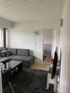uma sala de estar com um sofá e uma mesa em Topview em Hammerfest
