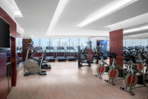 - une salle de sport avec plusieurs tapis de course et appareils de cardio-training dans l'établissement Shanghai Marriott Hotel Hongqiao, à Shanghai