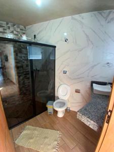 Ένα μπάνιο στο Suite 04 - Avenida Hospedagem