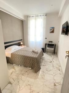 um quarto com uma cama e piso em azulejo em rolando 20B em Génova