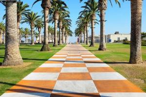 un sendero de tablero de ajedrez en un parque con palmeras en Private, Modern Luxury 2 Bd/ 2 Ba, en Santa Ana