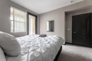 A bed or beds in a room at Private, Modern Luxury 2 Bd/ 2 Ba