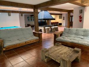 sala de estar con sofás y mesa de billar en Del Caballero Hotel en Villa La Angostura