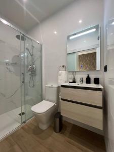 une salle de bain avec toilettes et douche en verre dans l'établissement Urban Oasis La Palma, à Santa Cruz de la Palma