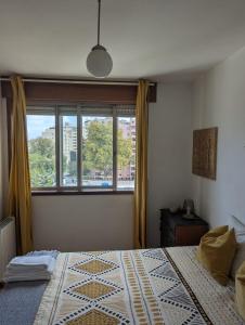 una camera con un letto e una grande finestra di Pine Tree Apartment a Porto