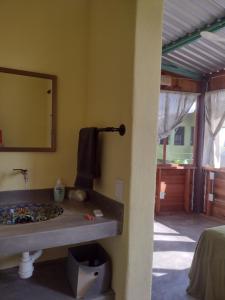y baño con lavabo y espejo. en ORidleys Hostel16, en Barra de Potosí