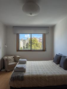 una camera con un grande letto e una finestra di Pine Tree Apartment a Porto