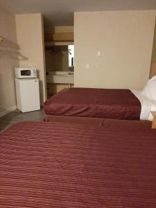 Postel nebo postele na pokoji v ubytování Centralia Inn