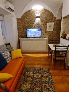 a living room with a couch and a table with a tv at O beiral das andorinhas in Moura