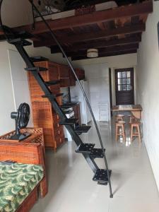 una habitación con una escalera de caracol en una casa en Cantinho na Chi´apada II, en Lençóis
