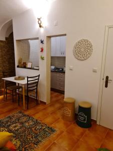 a kitchen and dining room with a table and chairs at O beiral das andorinhas in Moura