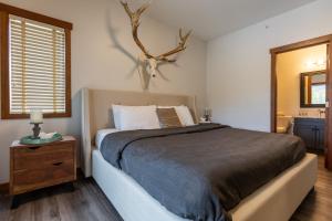 Un dormitorio con una cama grande y una ventana en Snow Creek Lodge by Fernie Central Reservations, en Fernie