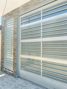 a metal garage door on the side of a building at Apartamento familiar in Tarapoto