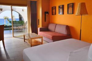 Postel nebo postele na pokoji v ubytování Retac Qunay Dahab Resort & SPA