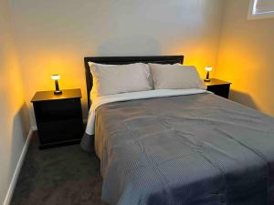 um quarto com uma cama grande e 2 mesas de cabeceira em Granny Guest house Sydney Blue Mount em Kingswood