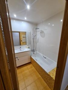 uma casa de banho com um chuveiro, uma banheira e um lavatório. em Calle Areal muy céntrico em Vigo