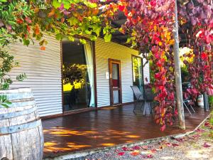un portico di una casa ricoperta di fiori di Valley Farm Vineyard Villas a Healesville