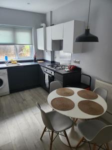 een keuken met een tafel en stoelen bij Leopold House Liverpool in Liverpool