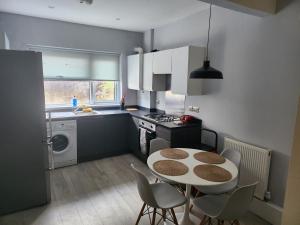 een keuken met een tafel en stoelen bij Leopold House Liverpool in Liverpool