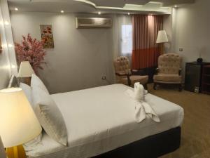 ein Hotelzimmer mit einem Bett mit einer Blume darauf in der Unterkunft باب المدائن in Kairo