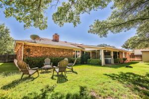 un grupo de sillas sentadas en el patio de una casa en Hot Tub, Privacy, sleeps 10 & TONS of Space!, en Lubbock