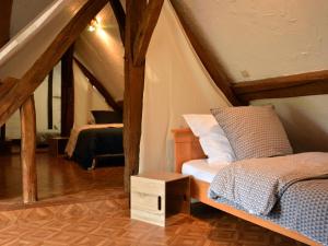Zimmer im Dachgeschoss mit einem Bett und einem Bett sidx sidx sidx sidx in der Unterkunft Gîte Commune nouvelle d'Arrou, 4 pièces, 7 personnes - FR-1-581-93 in Arrou