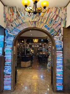 Un arco en una librería con muchos libros en Ganderak Guesthouse en Jeju