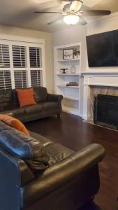 sala de estar con sofá y chimenea en Family Fun! Gorgeous North Idaho Home w/Tesla Charge : Prairie Inn en Post Falls