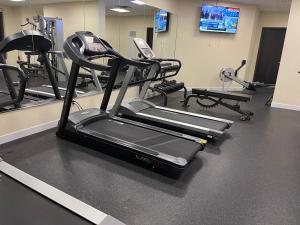 Fitnes centar i/ili fitnes sadržaji u objektu Luxury Condo with city skyline views - Mins to YYZ