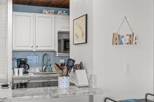 Kuchyň nebo kuchyňský kout v ubytování Top floor ocean view Maui Vista 3405