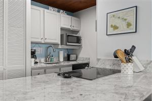 Kuchyň nebo kuchyňský kout v ubytování Top floor ocean view Maui Vista 3405