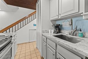 Kuchyň nebo kuchyňský kout v ubytování Top floor ocean view Maui Vista 3405