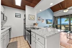 Kuchyň nebo kuchyňský kout v ubytování Top floor ocean view Maui Vista 3405