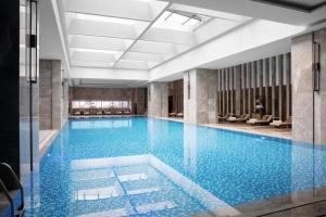 Bazén v ubytování Zhangjiagang Marriott Hotel nebo v jeho okolí