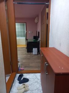 um corredor com uma porta aberta para um quarto em Esther Queen House em Gwangju