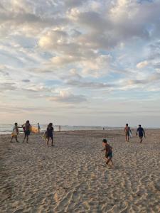 un grupo de personas caminando por la playa en Dayun La Union, Transient House en San Fernando