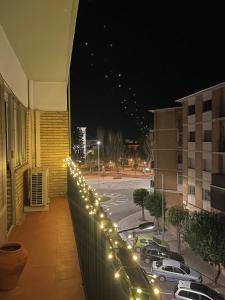 un balcón con luces en el lateral de un edificio en Habitación matrimonial cómoda Av Santa Ana 25 3d, en Tudela