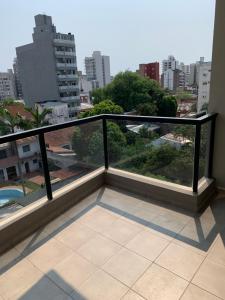 balcón con vistas a la ciudad en Amaru - Amplio departamento céntrico con cochera en Corrientes