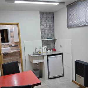 una pequeña cocina con fregadero y encimera en Hotel Miceli en Bragado