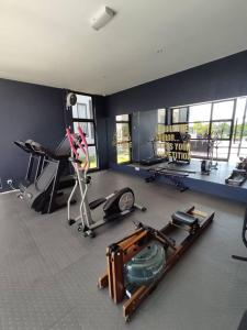 ein Zimmer mit einem Fitnessraum mit mehreren Trainingsgeräten in der Unterkunft Kuching 3rd Mile Cozy Apartment in Kuching