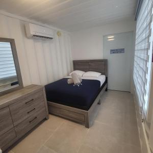 ein kleines Schlafzimmer mit einem Bett und einem Fenster in der Unterkunft Always Summer Inn Bay Front in Culebra