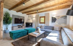 ein Wohnzimmer mit einem Sofa und einem Tisch in der Unterkunft Beautiful Home In Barlete With Wifi 